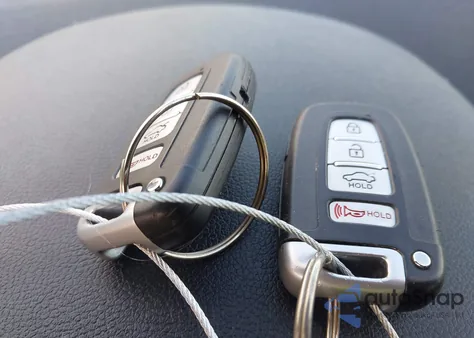 2010 Hyundai Genesis 3.8 Grand Touring z USA, uszkodzony, nr VIN KMHHU6KH1AU010717